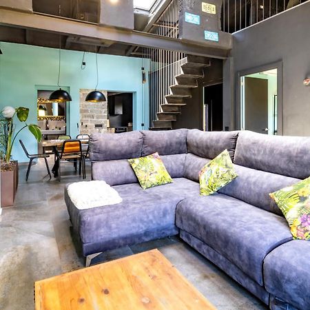 Black House Sorprendente Casa Estilo Industrial Олот Екстер'єр фото