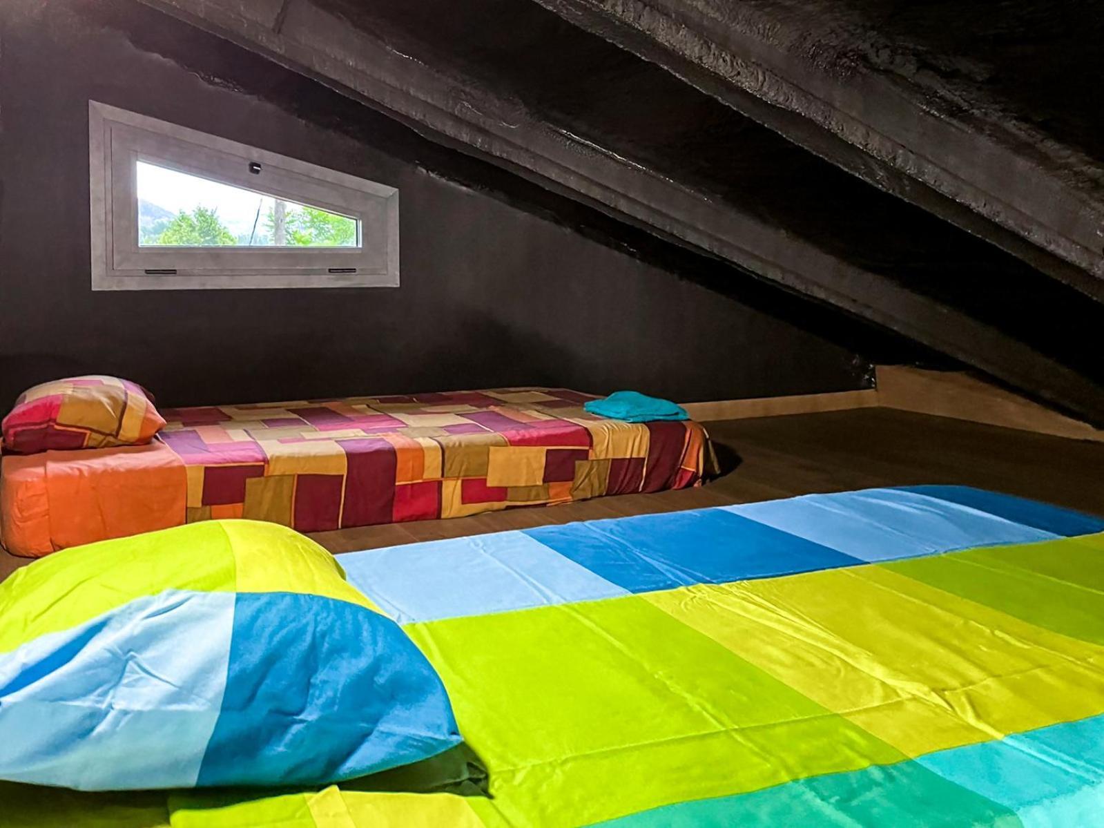 Black House Sorprendente Casa Estilo Industrial Олот Екстер'єр фото