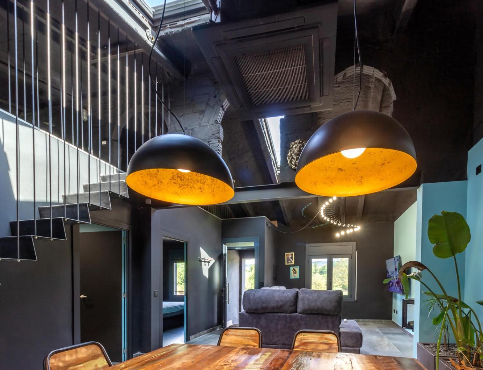 Black House Sorprendente Casa Estilo Industrial Олот Екстер'єр фото
