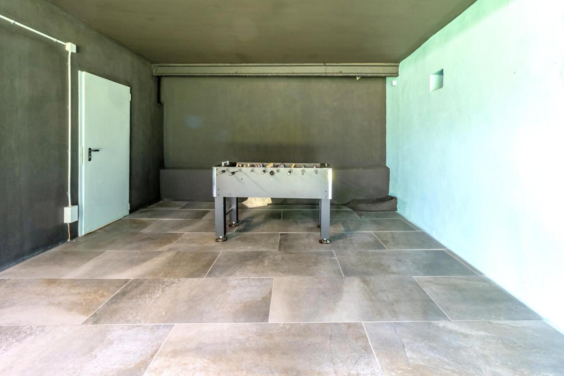 Black House Sorprendente Casa Estilo Industrial Олот Екстер'єр фото