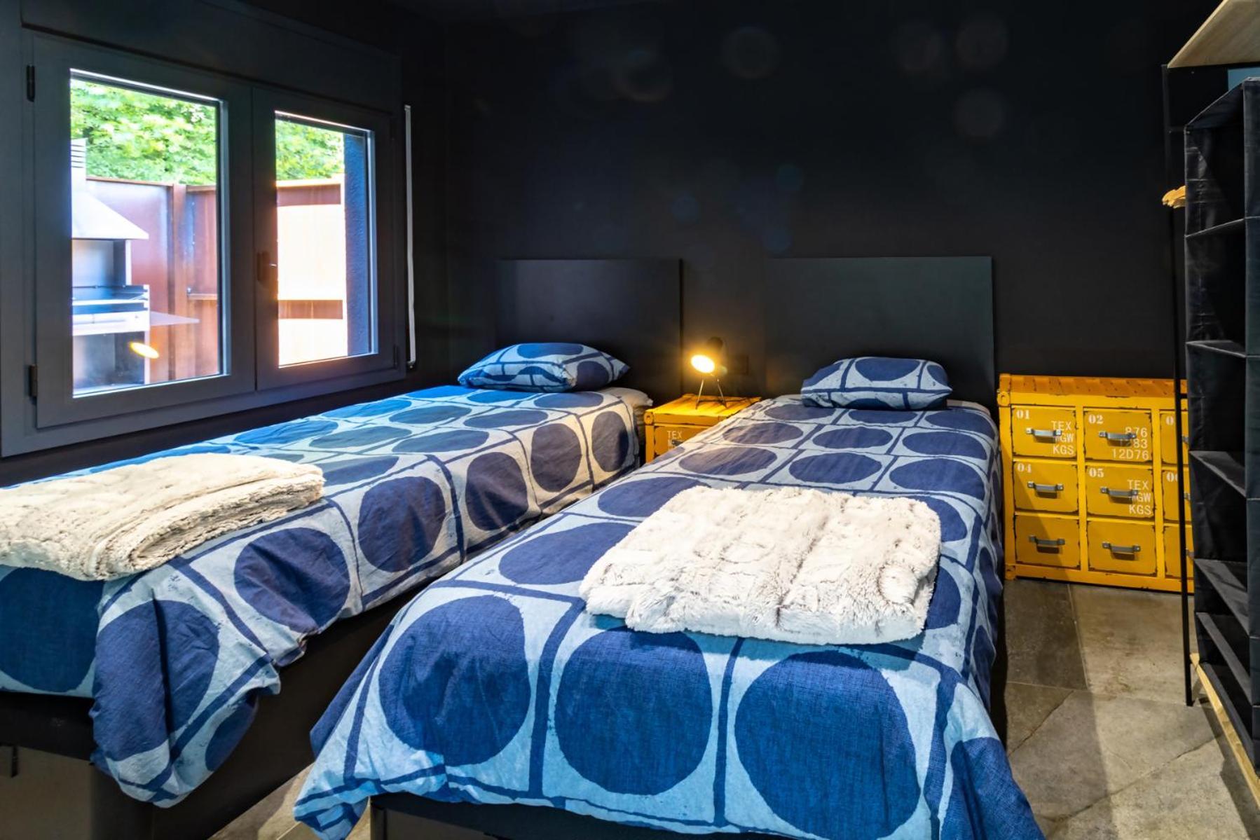 Black House Sorprendente Casa Estilo Industrial Олот Екстер'єр фото