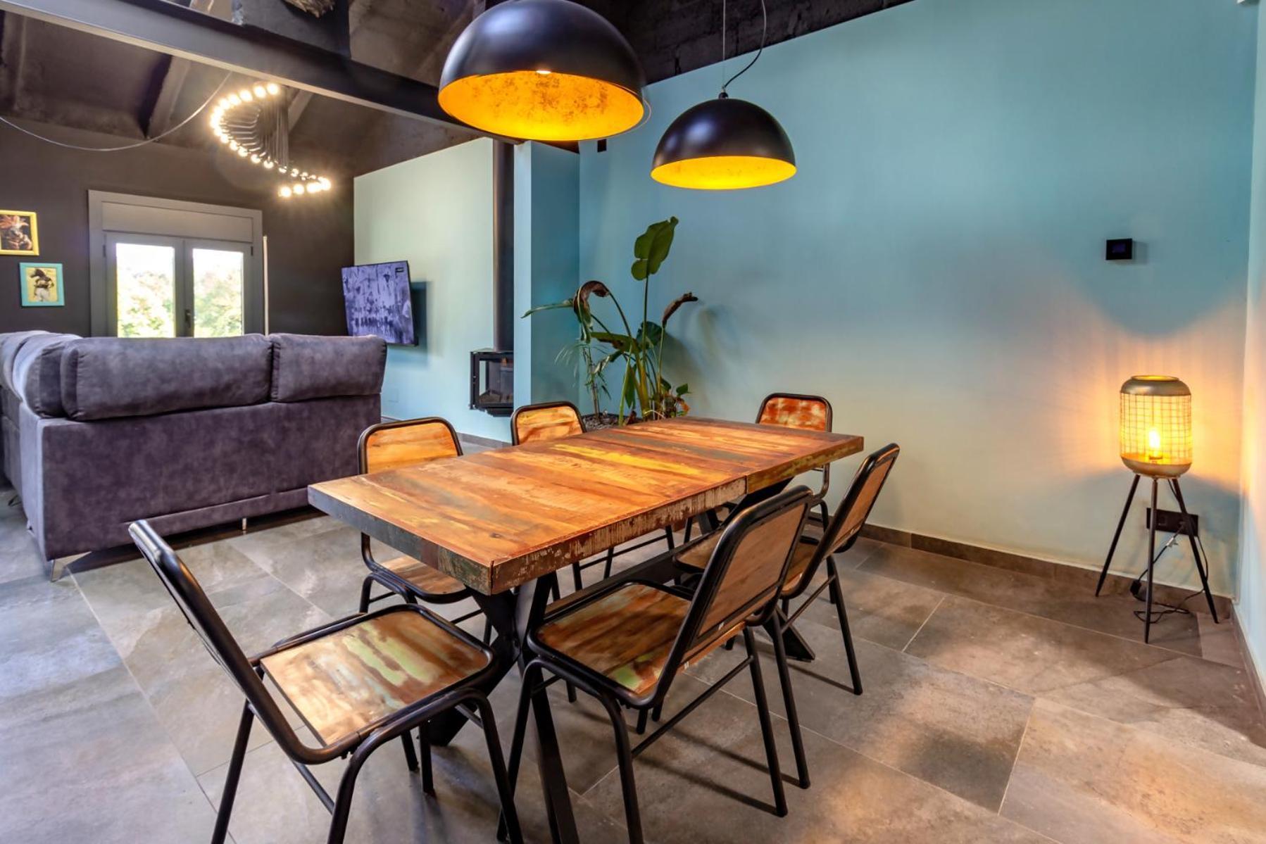 Black House Sorprendente Casa Estilo Industrial Олот Екстер'єр фото