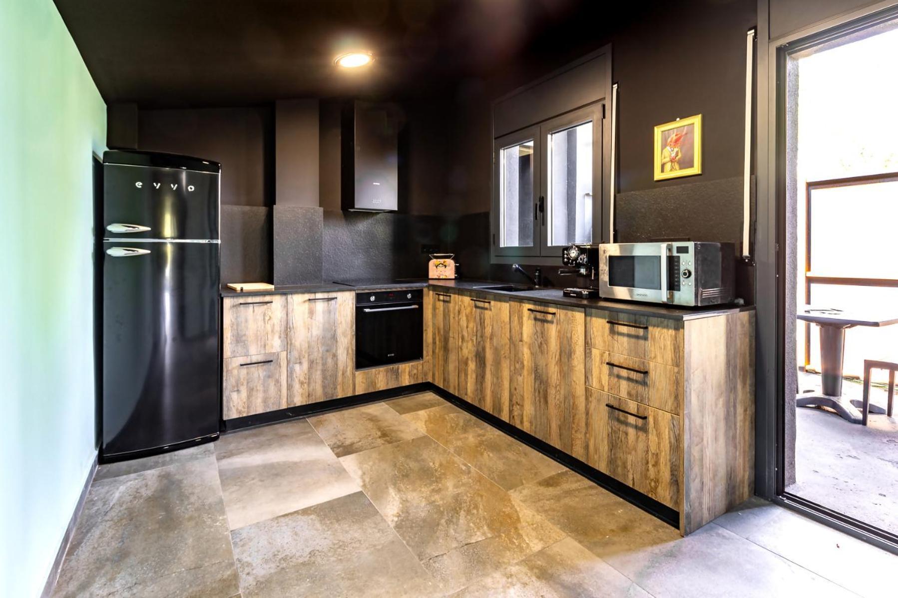 Black House Sorprendente Casa Estilo Industrial Олот Екстер'єр фото