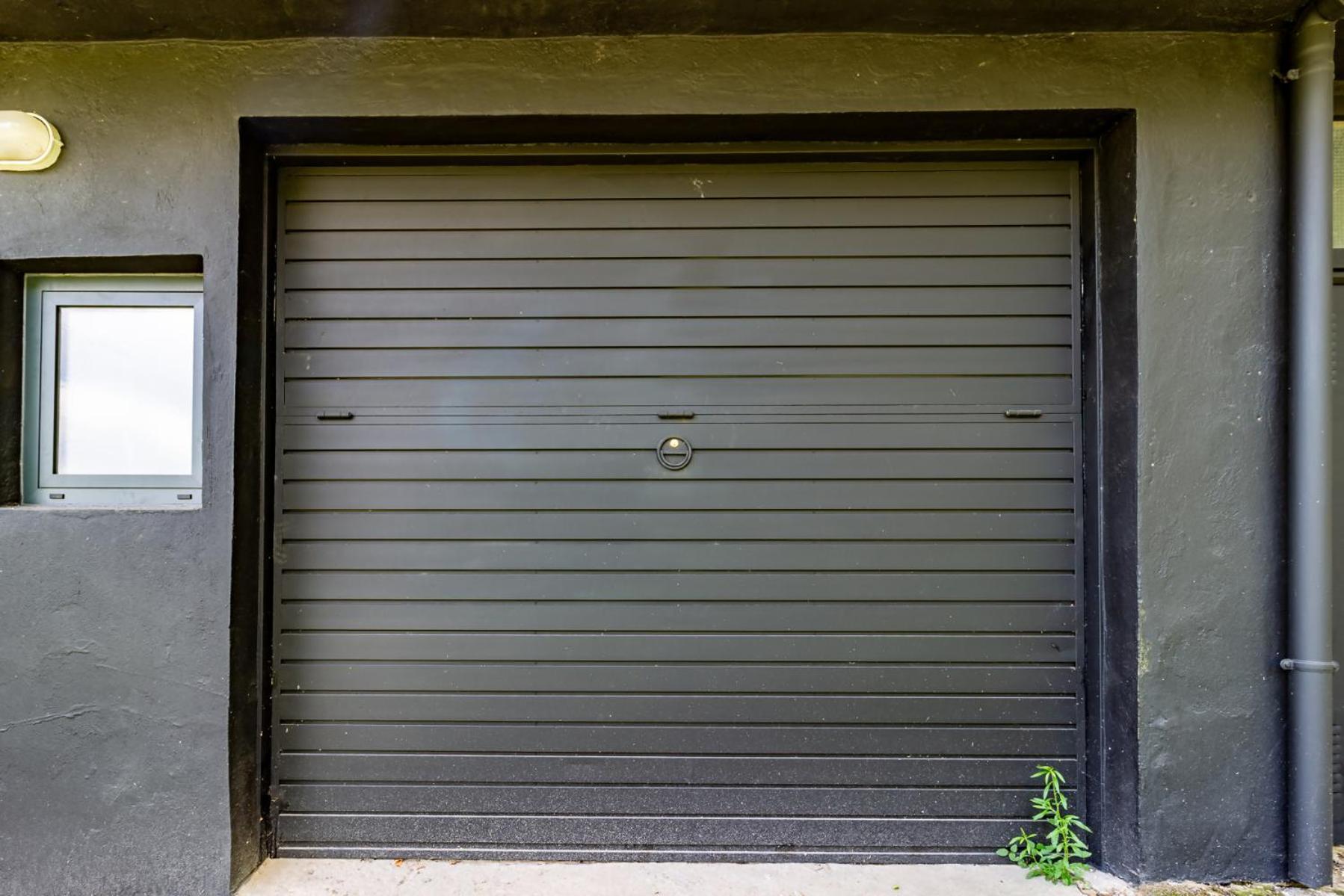 Black House Sorprendente Casa Estilo Industrial Олот Екстер'єр фото