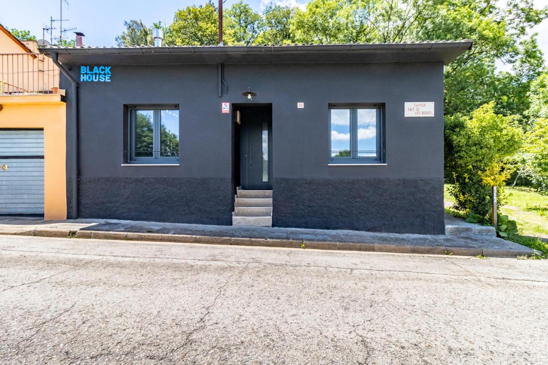 Black House Sorprendente Casa Estilo Industrial Олот Екстер'єр фото