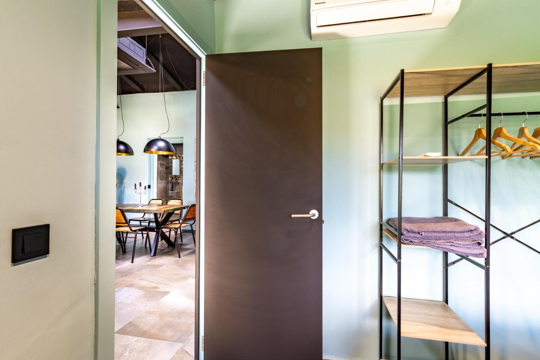 Black House Sorprendente Casa Estilo Industrial Олот Екстер'єр фото