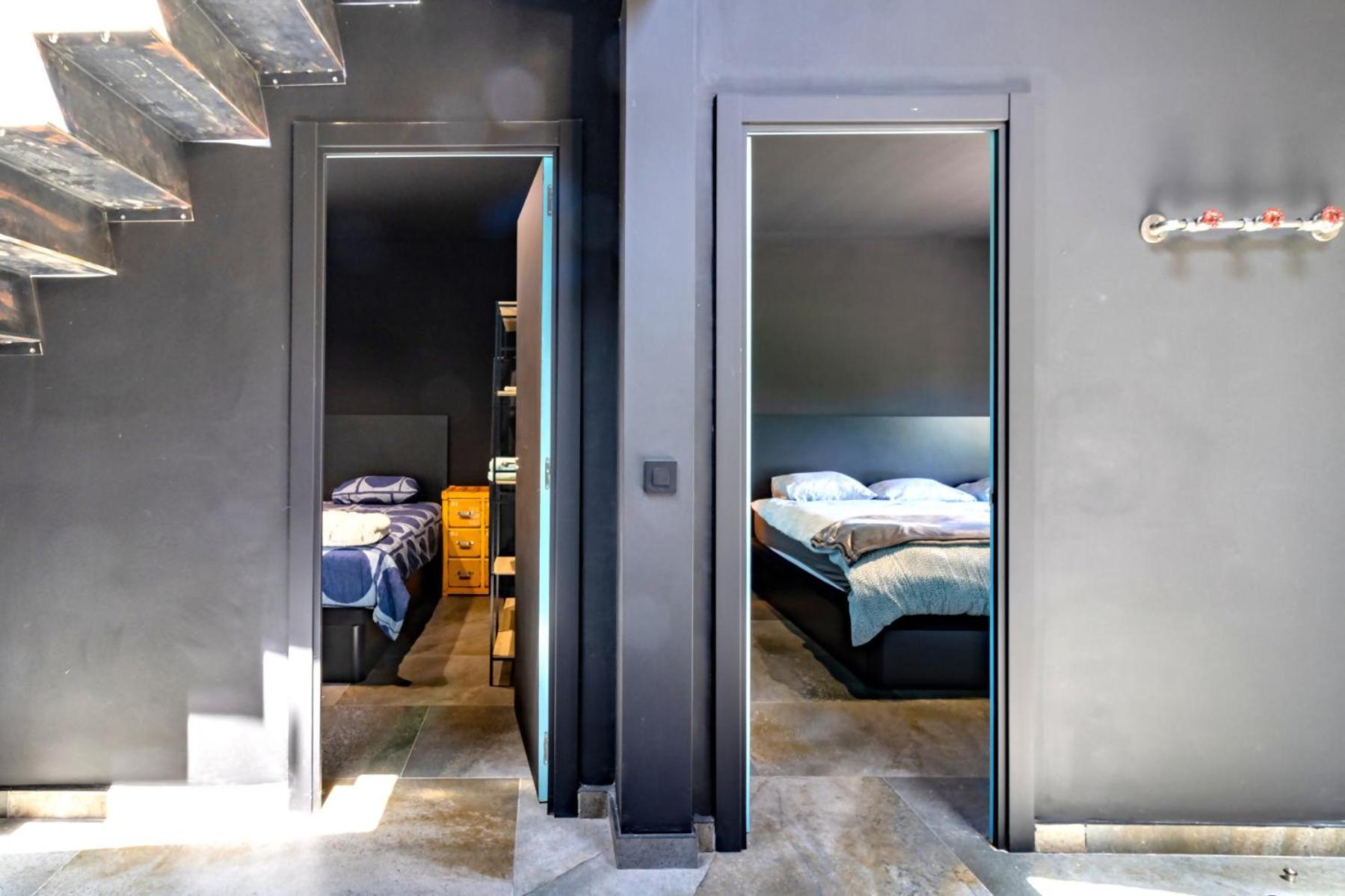 Black House Sorprendente Casa Estilo Industrial Олот Екстер'єр фото