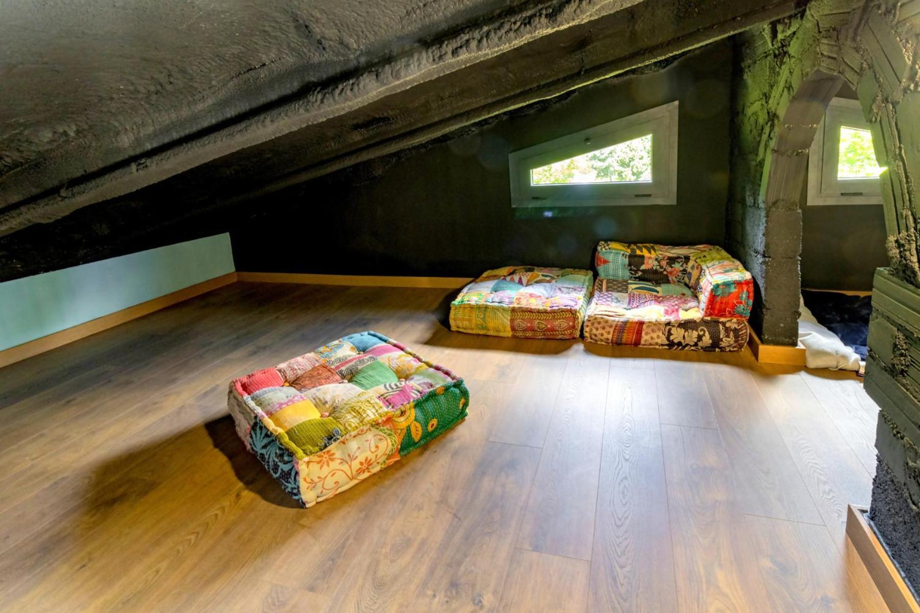 Black House Sorprendente Casa Estilo Industrial Олот Екстер'єр фото