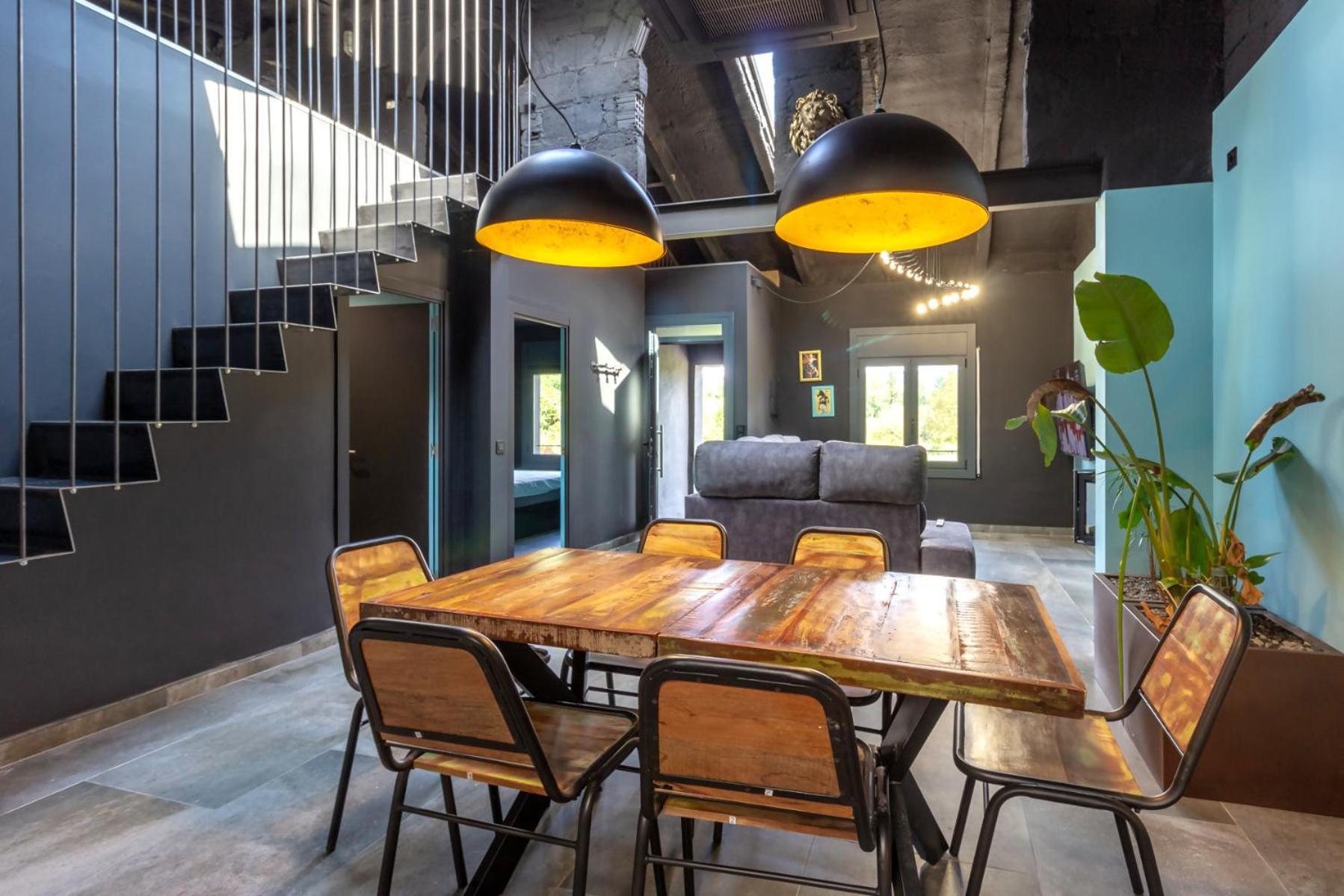 Black House Sorprendente Casa Estilo Industrial Олот Екстер'єр фото