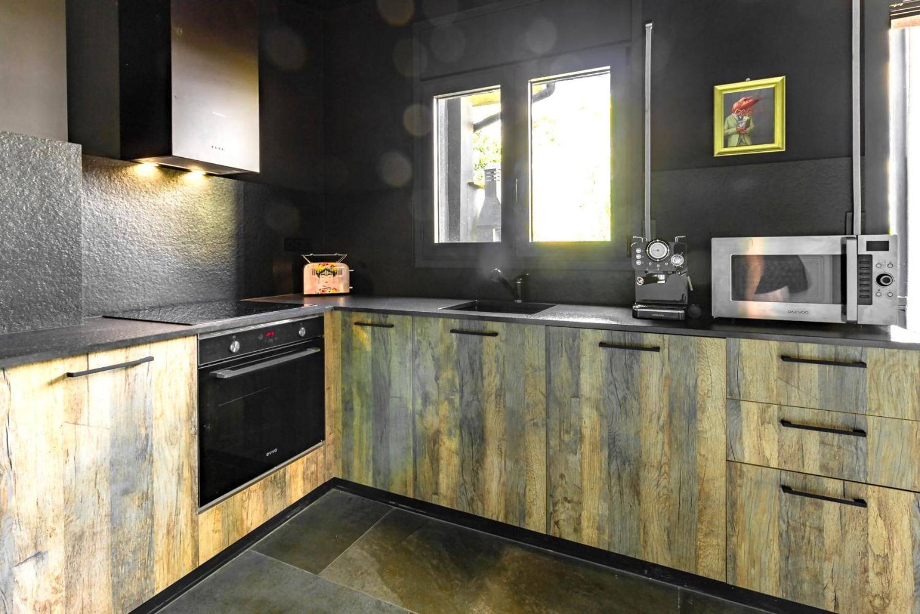 Black House Sorprendente Casa Estilo Industrial Олот Екстер'єр фото