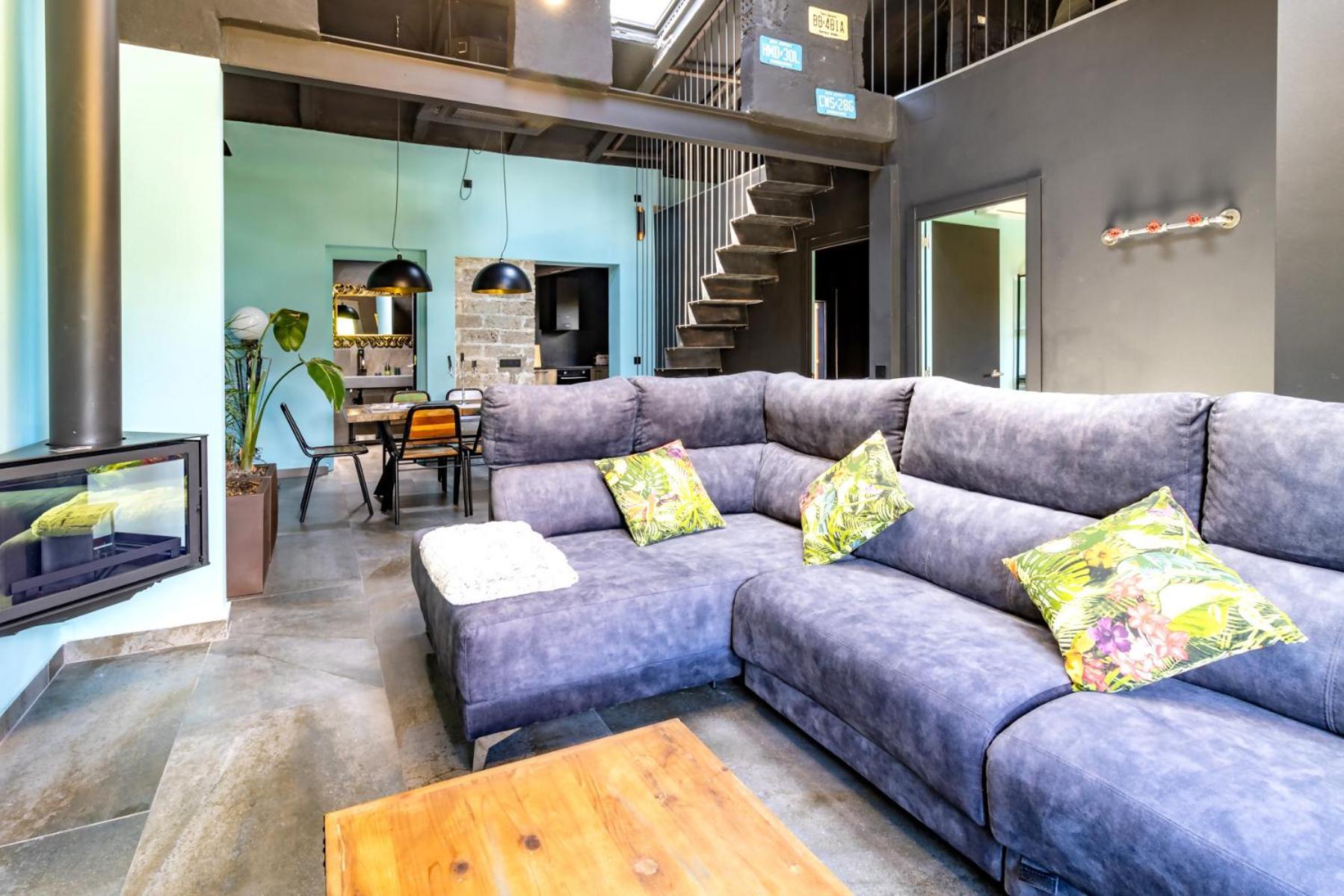 Black House Sorprendente Casa Estilo Industrial Олот Екстер'єр фото