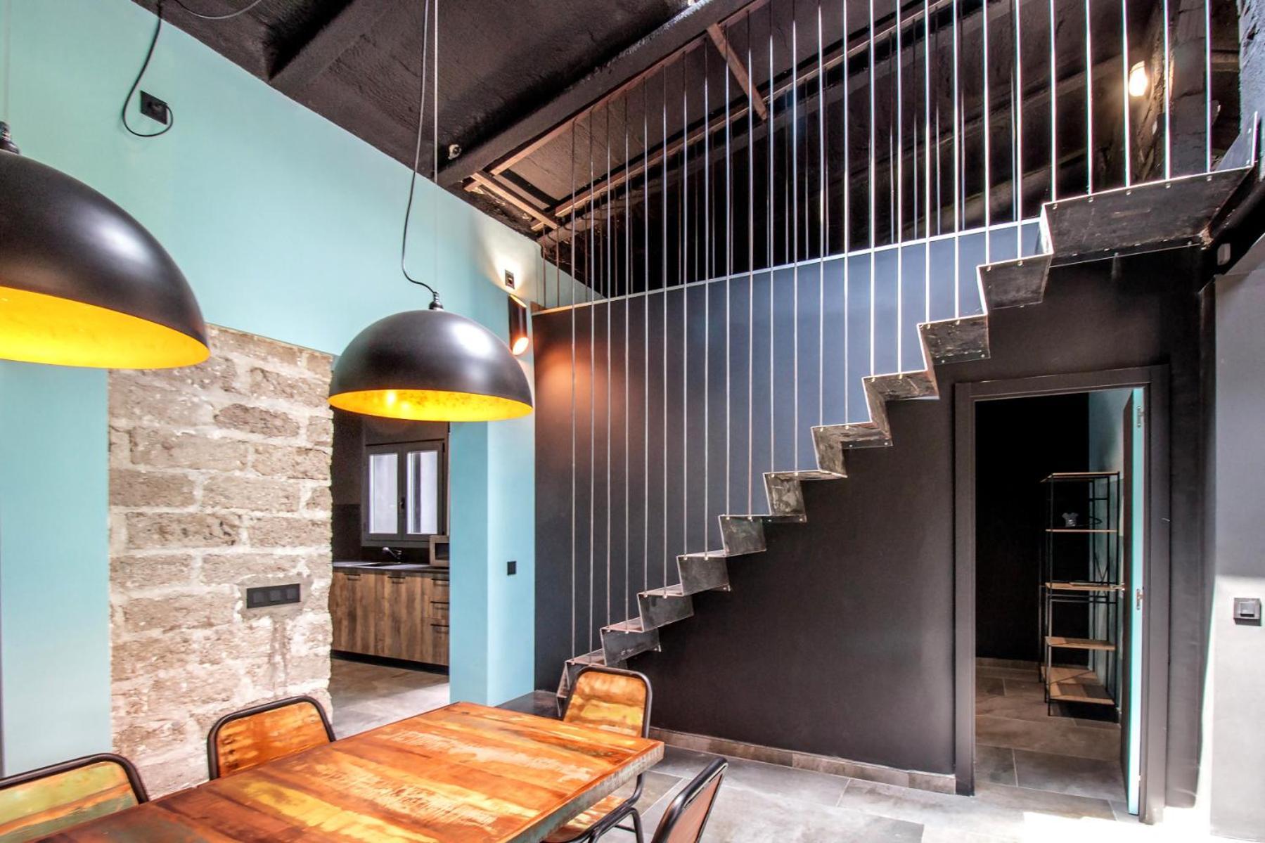 Black House Sorprendente Casa Estilo Industrial Олот Екстер'єр фото