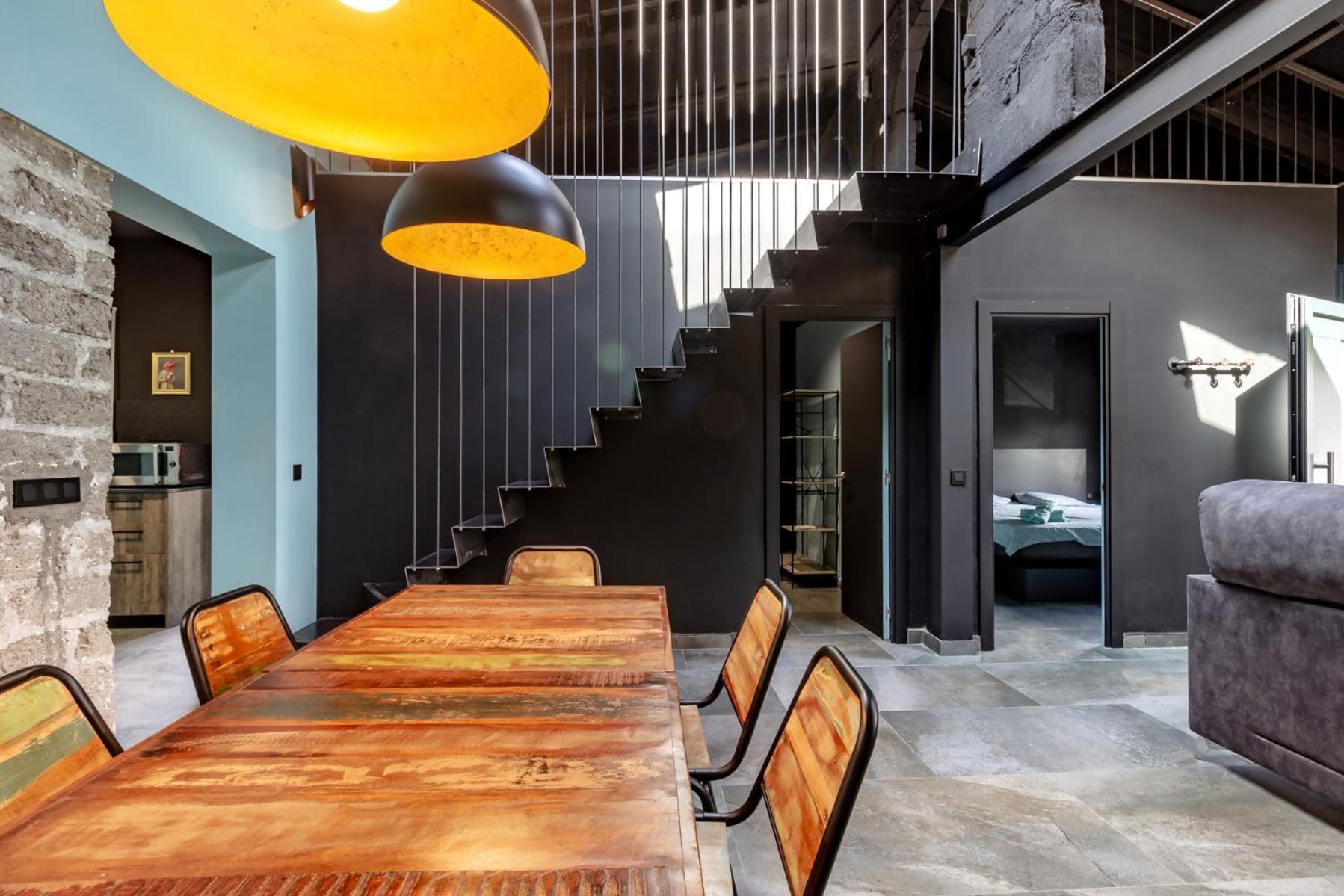 Black House Sorprendente Casa Estilo Industrial Олот Екстер'єр фото