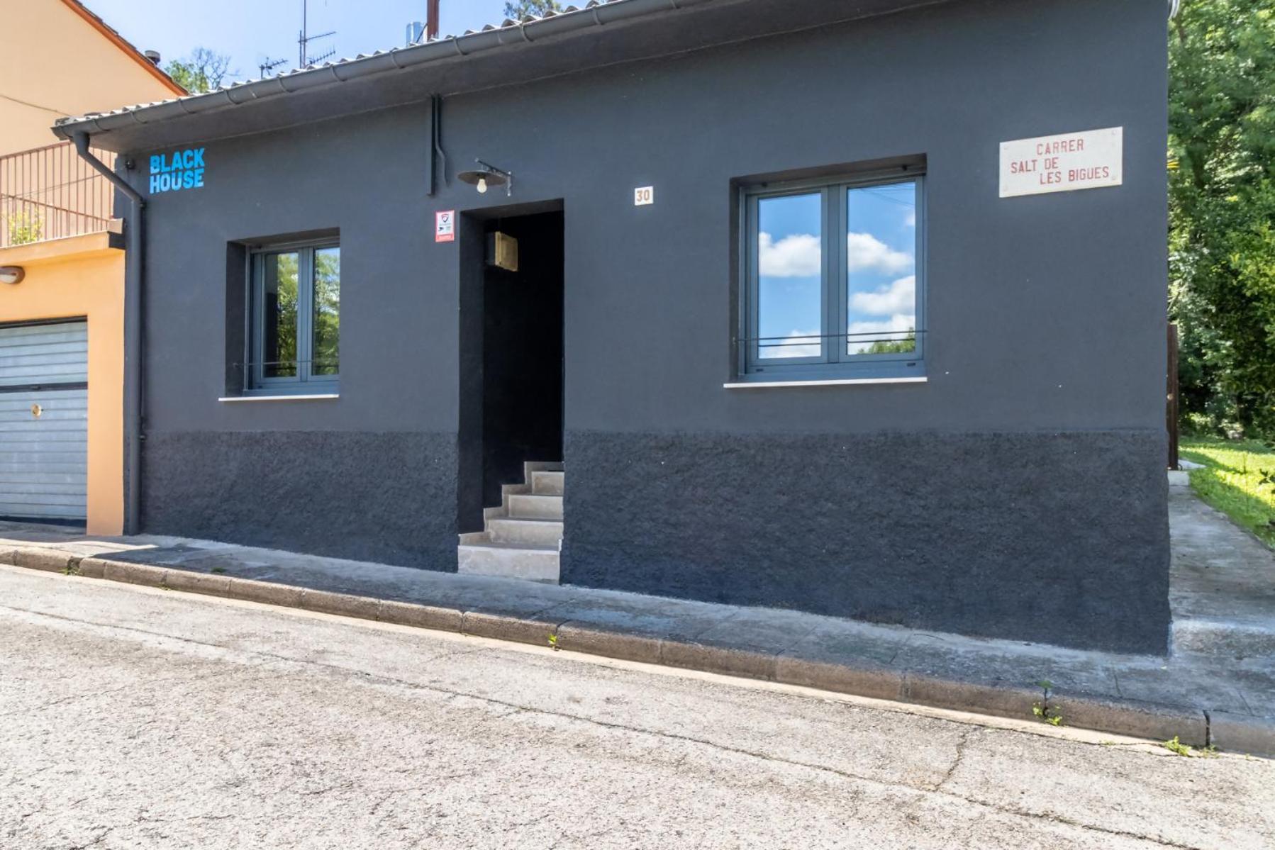 Black House Sorprendente Casa Estilo Industrial Олот Екстер'єр фото